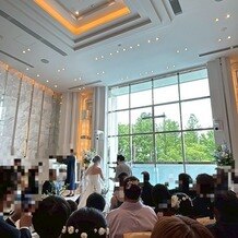 Recent Culture Hotel（リーセントカルチャーホテル）の画像｜大きな窓から自然光がたっぷり入ってとても明るいチャペルです。外の木々がいい味を出してます。