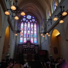 ノートルダム宇部 Notre Dame UBEの画像｜全面のステンドグラスがとてもキレイでした。