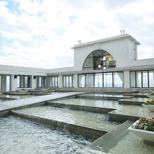 ノートルダム広島 Notre Dame HIROSHIMAの画像｜壁は住宅街を見せないようにして、空と遠くにある海だけが見える工夫