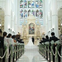 ノートルダム広島 Notre Dame HIROSHIMAの画像｜ステンドグラスがより煌びやか