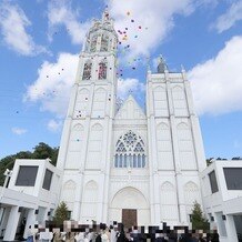 ノートルダム広島 Notre Dame HIROSHIMAの画像｜バルーンリリースをして白の大聖堂に映える