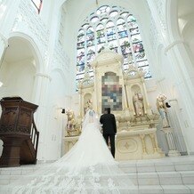 ノートルダム広島 Notre Dame HIROSHIMAの画像｜ステンドグラスと階段でドレスがより魅力的に