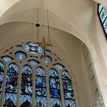 ノートルダム広島 Notre Dame HIROSHIMAの画像｜ステンドグラスの上には十字架も
天井がとても高いです