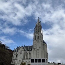 ノートルダム広島 Notre Dame HIROSHIMAの画像｜駐車場から撮った式場