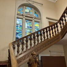 グランドプリンスホテル新高輪の画像｜披露宴会場へ向かう階段の手すりも歴史があります