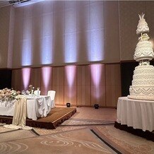 グランドプリンスホテル高輪 貴賓館の写真｜披露宴の高砂と入刀用のケーキです。