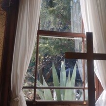 グランドプリンスホテル高輪 貴賓館の画像｜挙式会場に窓があって開放的です