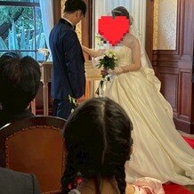 グランドプリンスホテル高輪 貴賓館の写真｜ダズンローズセレモニーのプロポーズの返事をしています