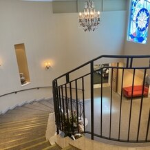 鎌倉プリンスホテルの画像｜チャペルが終わったら、このらせん階段を降りて披露宴へ向かう形です。