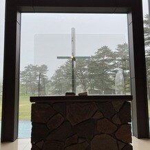 軽井沢プリンスホテル　フォレスターナ軽井沢の画像｜光の教会の祭壇。この日はあいにくのお天気でしたが、霧がかった軽井沢も幻想的で素敵です。