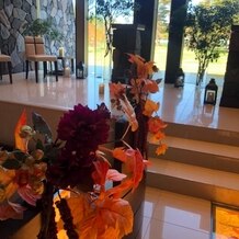 軽井沢プリンスホテル　フォレスターナ軽井沢の画像｜光のチャペル
秋の装花