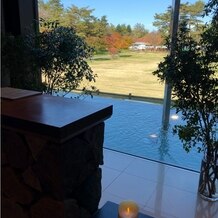 軽井沢プリンスホテル　フォレスターナ軽井沢の画像｜ガラスのすぐ外には水もあります