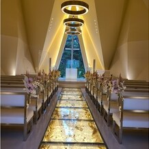 軽井沢プリンスホテル　フォレスターナ軽井沢の画像｜ヴァージンロードはガラス張りで、季節ごとの花などで飾り付けられていました
