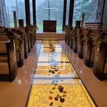 軽井沢プリンスホテル　フォレスターナ軽井沢の画像｜こちらもヴァージンロードはガラス張りで、装飾の花は季節ごとに変えているようです