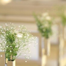 軽井沢プリンスホテル　フォレスターナ軽井沢の画像｜チャペルにて。装花は基本プラン内でアレンジいただきました。