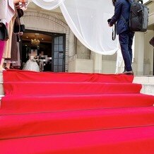 LEBAPIREO（レガピオーレ）-urban　villa　wedding-の画像｜フラワーシャワー、大階段の赤絨毯！