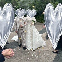 ヒルトン東京ベイの画像｜挙式後のフラワーシャワー