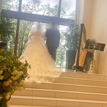 キャナルサイド　ララシャンスの写真｜段差があり、新婦のロングトレーンやロングベールなどバッチリ見えます