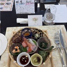ララシャンス　太陽の丘の写真｜繊細なデザートと手書きメッセージの温かさが伝わる、特別感あふれる一枚。上品な演出に心が和みます。