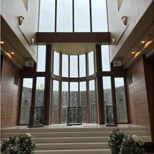 ララシャンス　太陽の丘の写真｜茶色で木の温もり溢れる会場が素敵でした。動画を流せたり羽を降らせたりできるところも素敵でした。