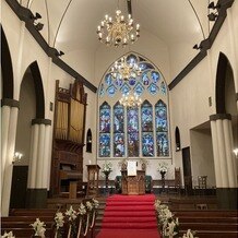 仙台セント・ジョージ教会の画像｜赤いバージンロード