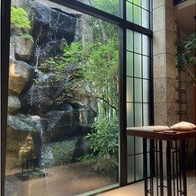 THE FUJIYA GOHONJIN（藤屋御本陳）の画像｜滝が流れています。