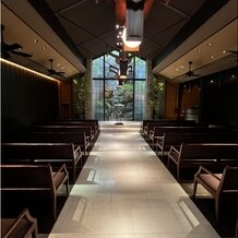 THE FUJIYA GOHONJIN（藤屋御本陳）の画像｜挙式会場である音楽堂。バージンロード装花なしでも洗練された雰囲気がある。