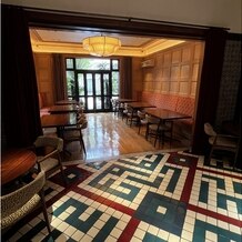 THE FUJIYA GOHONJIN（藤屋御本陳）の写真｜親族控室となるサロン。緑を挟んで参道が見える大きな窓がある。