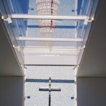 神戸メリケンパークオリエンタルホテルの画像｜アクアホールの天井ガラスからポートタワーが見えます。