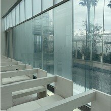 神戸メリケンパークオリエンタルホテルの画像｜曇りガラスからクリアガラスに変わる演出が出来るそうです。