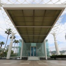 神戸メリケンパークオリエンタルホテルの画像｜アクアホール入り口は屋根があり、雨天でも集合写真が撮影できる