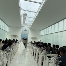 神戸メリケンパークオリエンタルホテルの写真｜白と水色の明るい会場、さらにはポートタワーまでが見えるこの挙式会場に一目惚れでした。