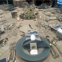 神戸メリケンパークオリエンタルホテルの画像｜パンフレット、席札は持ち込みです。真ん中のろうそくやお花はお花屋さんと相談して決めました。