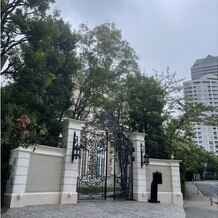 赤坂 アプローズスクエア迎賓館の写真｜写真は曇りですが、アイアンの門が海外感たっぷりでとても素敵です！