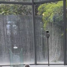 大宮璃宮の画像｜挙式会場での滝が流れる演出が素敵でした。
