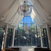 大宮璃宮の写真｜白い天井と大理石の床で洗練された雰囲気もありつつ、自然も感じられる不思議と落ち着く空間です