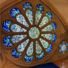 東京アフロディテの写真｜青いステンドグラス