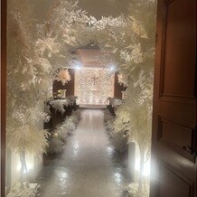 白金迎賓館 アートグレイスクラブの画像｜入り口は白い花で囲まれてます。