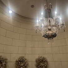 白金迎賓館 アートグレイスクラブの写真｜道中の会談ですが、場所によって光や装飾が変わり雰囲気が一気に変わる感じがとても印象的です。