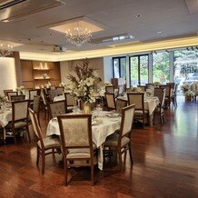 白金迎賓館 アートグレイスクラブの画像｜1階 高砂の左側
この時は左側の方がテーブルが多い配置でした