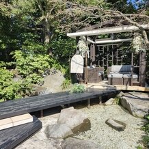 白金迎賓館 アートグレイスクラブの画像｜1階披露宴会場の外 お庭からは緑と水辺も望めます