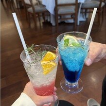 白金迎賓館 アートグレイスクラブの写真｜会場見学の途中で、事前アンケートで回答した『好きな色』でドリンクを作ってくださいました！