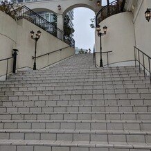 アートグレイス・ポートサイドヴィラの画像｜フラワーシャワーの大階段
サイドにゲストがおり、この階段を降ります。