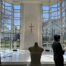 アートグレイス・ポートサイドヴィラの画像｜窓ガラスで天井が高く広く造られていて、白を基調とした綺麗な挙式場