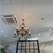 アートグレイス ウエディングコースト 大阪の写真｜式場ロビーの天井のシャンデリアです。
