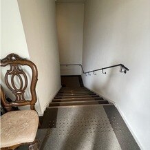 アートグレイス ウエディングコースト 大阪の写真｜オックスフォード邸のロビーから2階の新郎新婦控室へ繋がる階段です。