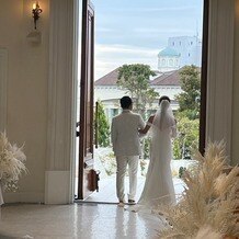アートグレイス ウエディングコースト 大阪の画像｜新郎新婦退場時。外の明るさが綺麗でした。