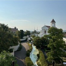 アートグレイス ウエディングコースト 大阪の画像｜チャペルを囲むようにお庭が広がっており
各箇所に個別のゲストハウスが建っています。