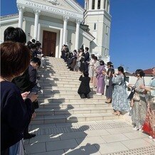 アートグレイス ウエディングコースト 大阪の画像｜大階段にてフラワーシャワー