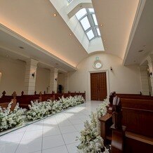 星ヶ丘迎賓館 アートグレイスクラブの画像｜横に広い構造になっているので、扉から入場した時に広く感じました
バージンロードを2人並んでも余裕！